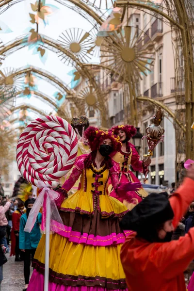 Malaga Hiszpania Feb 2022 Ludzie Świętujący Karnawał Maladze Kostiumach Konfettinie — Zdjęcie stockowe