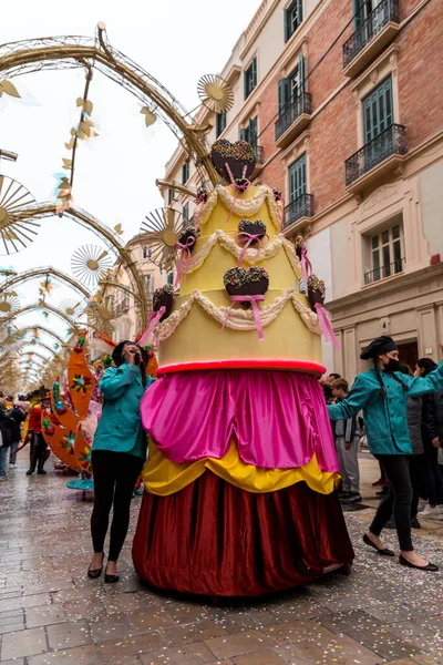 Malaga Hiszpania Feb 2022 Ludzie Świętujący Karnawał Maladze Kostiumach Konfettinie — Zdjęcie stockowe