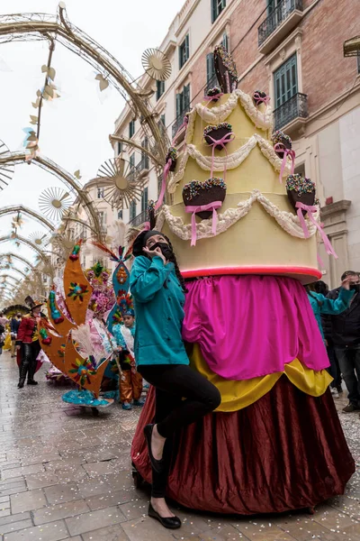 Malaga Hiszpania Feb 2022 Ludzie Świętujący Karnawał Maladze Kostiumach Konfettinie — Zdjęcie stockowe