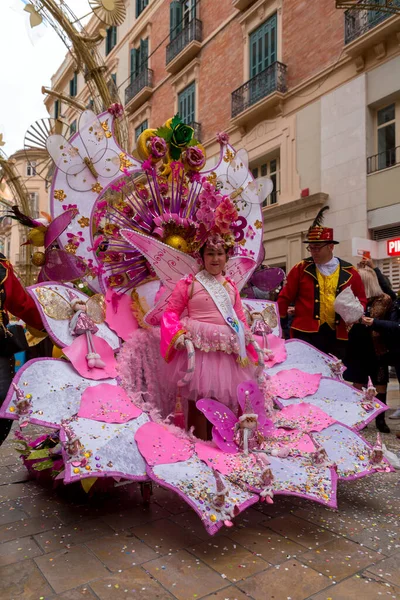 Malaga Hiszpania Feb 2022 Ludzie Świętujący Karnawał Maladze Kostiumach Konfettinie — Zdjęcie stockowe