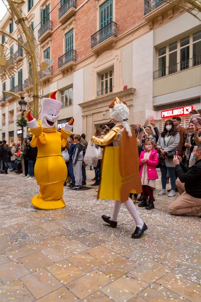 Malaga Spanyolország Feb 2022 Emberek Ünneplik Malaga Karnevált Jelmezekkel Konfettikkel — Stock Fotó