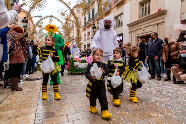 Malaga Hiszpania Feb 2022 Ludzie Świętujący Karnawał Maladze Kostiumach Konfettinie — Zdjęcie stockowe