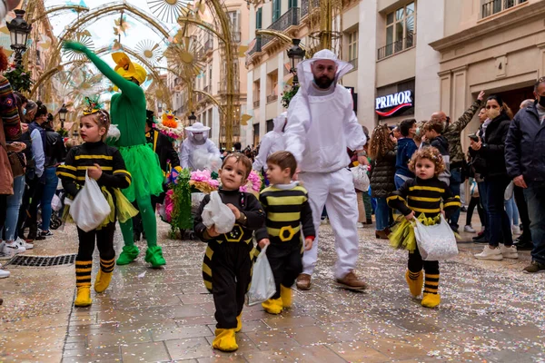 Malaga Hiszpania Feb 2022 Ludzie Świętujący Karnawał Maladze Kostiumach Konfettinie — Zdjęcie stockowe