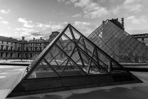 Paris Fransa Ocak 2022 Louvre Müzesi Nin Cam Piramidi Ünlü — Stok fotoğraf