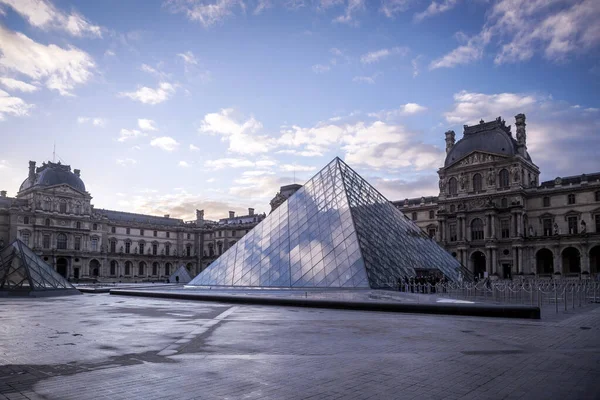 2022年1月20日 1989年に完成した有名な美術館やギャラリーの玄関口であるルーブル美術館のガラスピラミッド パリの美しい冬の朝 — ストック写真