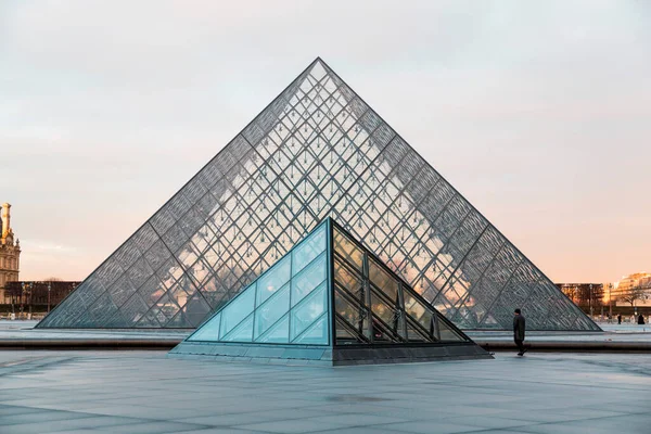 París Francia Ene 2022 Pirámide Vidrio Del Museo Del Louvre —  Fotos de Stock