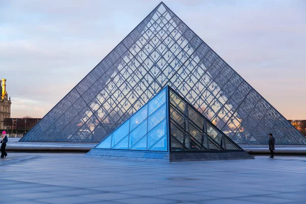 París Francia Ene 2022 Pirámide Vidrio Del Museo Del Louvre —  Fotos de Stock