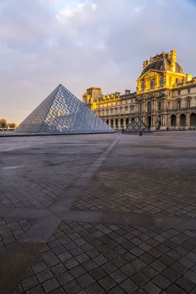 París Francia Ene 2022 Pirámide Vidrio Del Museo Del Louvre —  Fotos de Stock