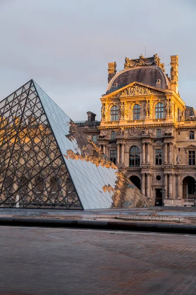 2022年1月20日 1989年に完成した有名な美術館やギャラリーの玄関口であるルーブル美術館のガラスピラミッド パリの美しい冬の朝 — ストック写真