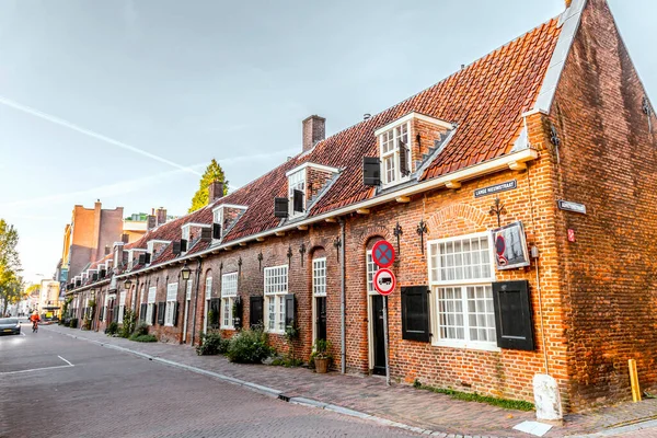 ユトレヒト 2021年10月9日 ユトレヒト市の歴史的中心部にある通りの景色と伝統的なオランダの建物 首都で最も人口の多い都市ユトレヒト — ストック写真