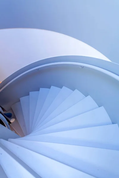 Современная Винтовая Лестница Абстрактные Вихревые Шаги — стоковое фото
