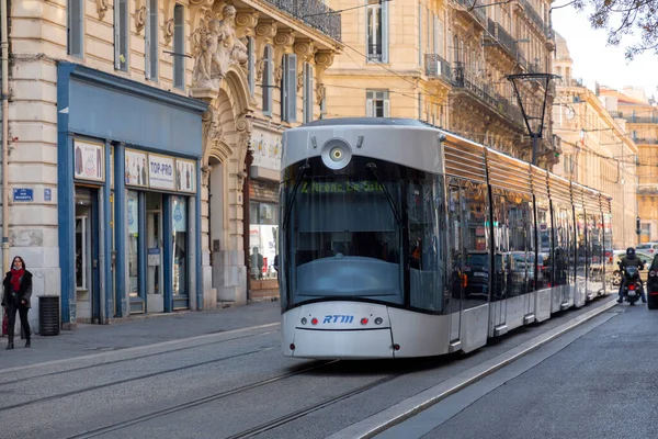 Marsylia Francja Stycznia 2022 Nowoczesny Tramwaj Liniowy Przewożący Pasażerów Ulicami — Zdjęcie stockowe