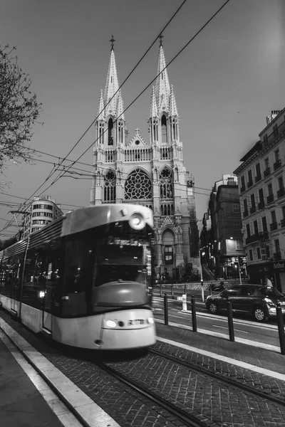 Марсель Франция Января 2022 Года Трамвай Проезжает Мимо Эглиз Сент — стоковое фото