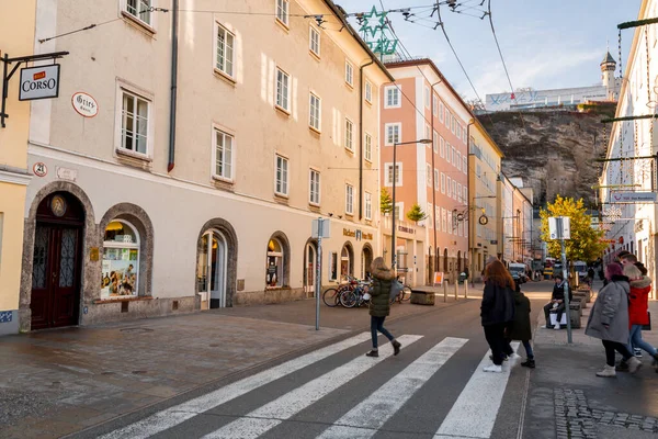 Salzburgo Áustria Dezembro 2021 Vista Rua Edifícios Cidade Velha Salzburgo — Fotografia de Stock