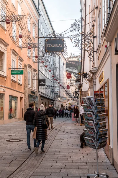 Salzburgo Áustria Dezembro 2021 Vista Rua Edifícios Cidade Velha Salzburgo — Fotografia de Stock