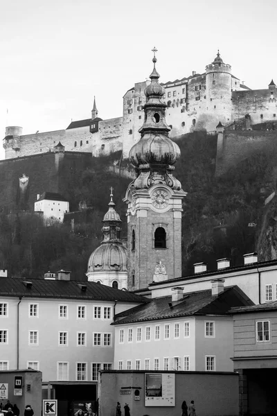 2021年12月27日 奥地利萨尔茨堡 城市街景和奥地利萨尔茨堡的霍亨萨尔茨堡城堡 — 图库照片