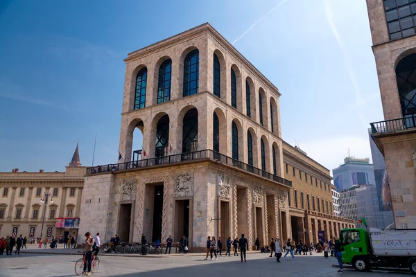 Milan Italy March 2022 People Walking Historic Buildings Duomo Square — Stok fotoğraf