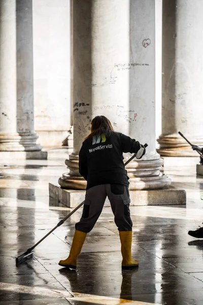 意大利那不勒斯 2022年4月9日 专业服务人员清理意大利坎帕尼亚那不勒斯人民广场周围的公共场所 — 图库照片