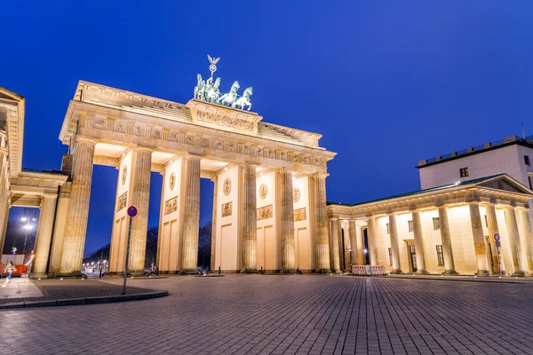 ドイツの首都ベルリンのブランデンブルク門またはブランデンブルク トアの有名なランドマーク — ストック写真