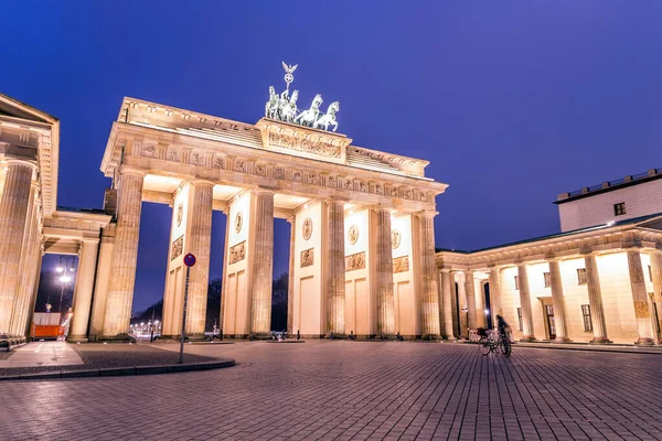 ドイツの首都ベルリンのブランデンブルク門またはブランデンブルク トアの有名なランドマーク — ストック写真