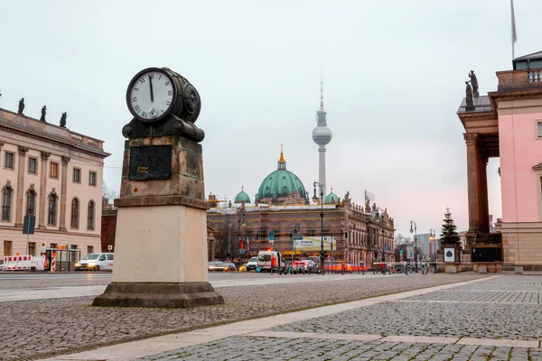 ベルリン ドイツ Dec 2021 Unter Den Lindenはドイツの首都ベルリンのミッテ地区の中心部にある大通りです — ストック写真