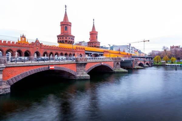 Berlín Německo Dec 2021 Most Oberbaum Dvoupodlažní Most Přes Řeku — Stock fotografie