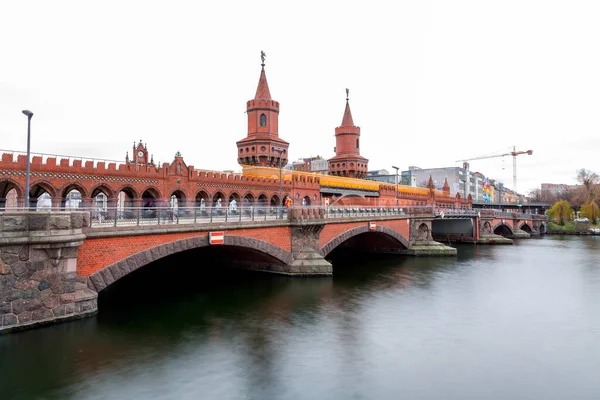 Berlín Alemania Dic 2021 Puente Oberbaum Puente Dos Pisos Que —  Fotos de Stock
