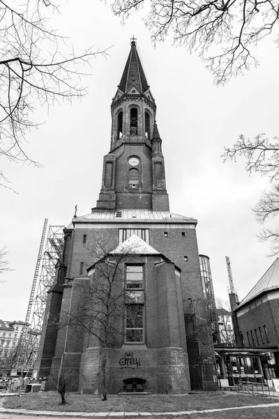 2021年 德国柏林 Dec 2021 1890年至1893年间在柏林克鲁兹堡的劳斯策广场 Lausitzer Platz 建造的Emmaus教堂 — 图库照片