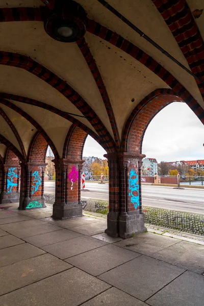 Berlin Almanya Dec 2021 Oberbaum Köprüsü Spree Nehri Geçen Şehrin — Stok fotoğraf