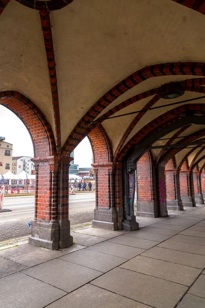 Berlin Almanya Dec 2021 Oberbaum Köprüsü Spree Nehri Geçen Şehrin — Stok fotoğraf