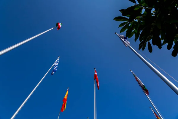 Néhány Európai Zászló Lobogott Kék Égen Nemzetközi Zászlók — Stock Fotó