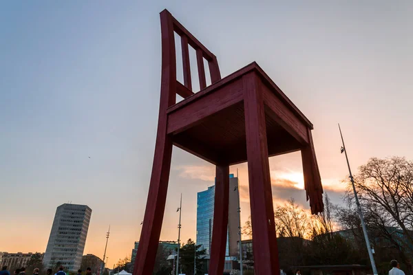 Genebra Suíça Março 2022 Cadeira Quebrada Uma Escultura Monumental Madeira — Fotografia de Stock