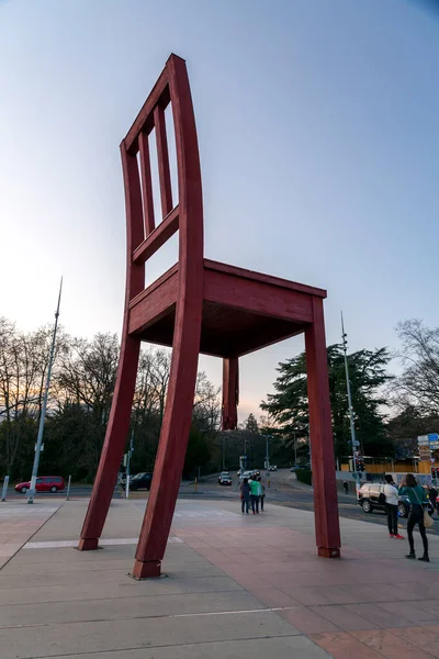 Genebra Suíça Março 2022 Cadeira Quebrada Uma Escultura Monumental Madeira — Fotografia de Stock