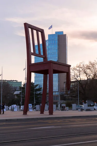 Cenevre Sviçre Mart 2022 Kırık Sandalye Sviçreli Sanatçı Daniel Berset — Stok fotoğraf