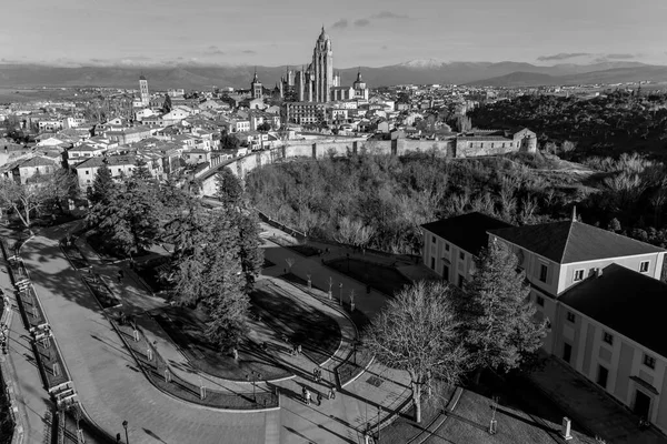 2022年2月18日スペインのセゴビア セゴビアの古代都市からの都市景観 町を見下ろすセゴビア大聖堂の塔 — ストック写真