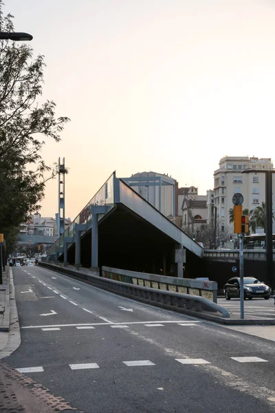 スペイン バルセロナ 2022年2月11日 スペイン カタルーニャ州 バルセロナのサリア サンジェルヴァシ地区とグラシア地区の境界となる広場 — ストック写真