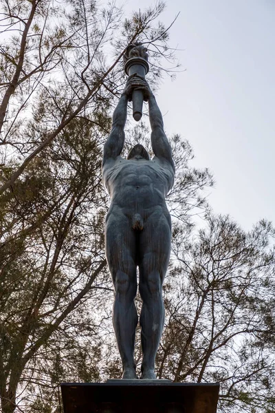 バルセロナ スペイン 2022年2月11日 モンジュイック バルセロナ スペインのフランシスコ フェレール グアルディアに敬意を表して トーチを上げる男のブロンズ像 — ストック写真