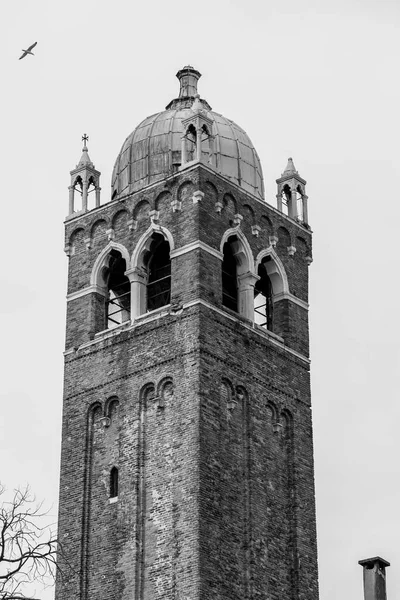 Típica Arquitectura Veneciana Campanario Ladrillo Una Iglesia Aciente Venecia Italia — Foto de Stock