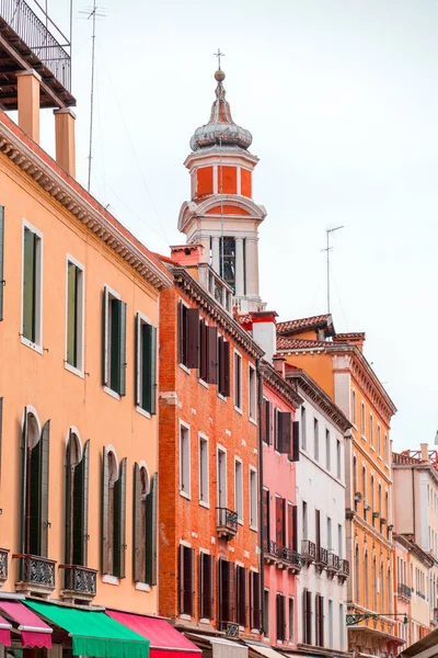 ヴェネツィア イタリアからの典型的なヴェネツィアの建築と街の景色 — ストック写真