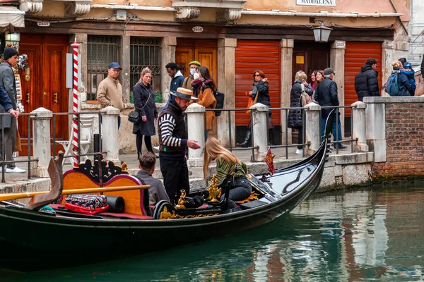 Veneza Itália Abril 2022 Gôndolas Nos Antigos Canais Veneza Veneto — Fotografia de Stock