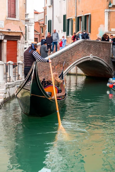 Velence Olaszország 2022 Április Gondolák Velencei Ősi Csatornákon Veneto Olaszország — Stock Fotó