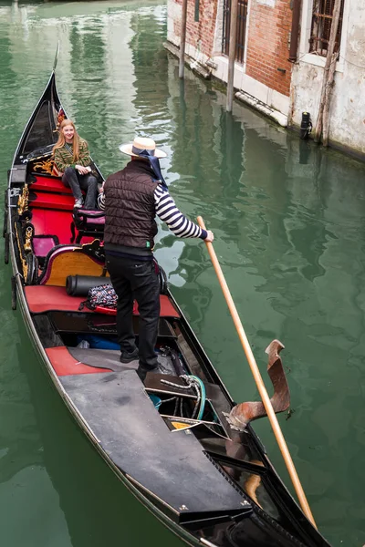 ヴェネツィア イタリア 2022年4月2日 ヴェネツィア ヴェネト イタリアの古代運河上のゴンドラ — ストック写真