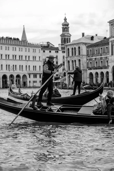 Velence Olaszország 2022 Április Gondolák Velencei Ősi Csatornákon Veneto Olaszország — Stock Fotó