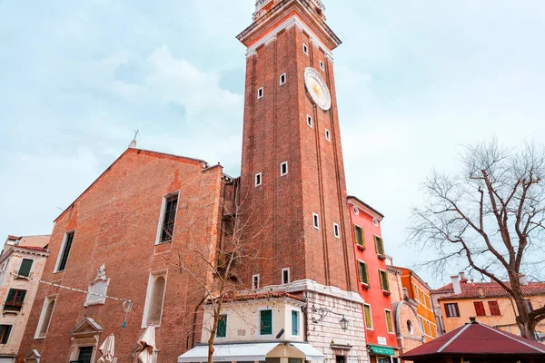 Венеция Италия Апреля 2022 Года Часовая Колокольня Церкви Свв Апостолов — стоковое фото