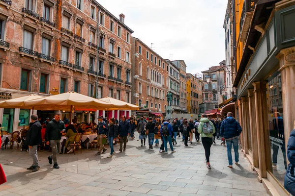 ヴェネツィア イタリア 2022年4月2日 ヴェネツィアの典型的な建築とイタリアからの通りの景色 — ストック写真