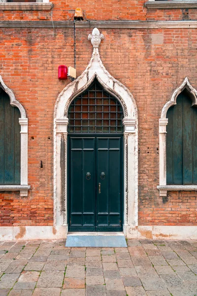 Típicas Puertas Ventanas Estilo Veneciano Detalle Arquitectónico Venecia Veneto Italia —  Fotos de Stock