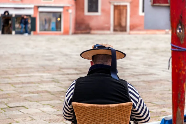 Gôndolo Sênior Com Chapéu Palha Tradicional Com Fita Azul Veneza — Fotografia de Stock