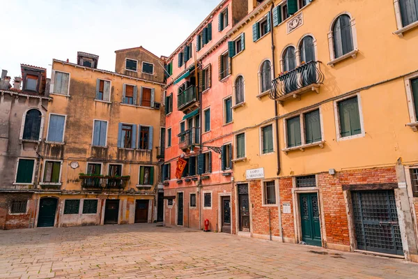 ヴェネツィア イタリア 2022年4月2日 ヴェネツィア イタリアからの典型的なヴェネツィアの建築や街の景色 カンポ シルヴェストロ — ストック写真