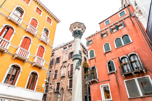 ヴェネツィア イタリア 2022年4月2日 ヴェネツィア イタリアからの典型的なヴェネツィアの建築や街の景色 サルバドール広場 — ストック写真