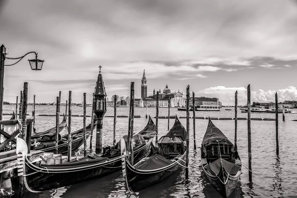 Veneza Itália Abril 2022 Gôndolas Nos Antigos Canais Veneza Veneto — Fotografia de Stock